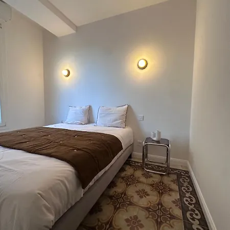 Apartamento T2, A 150 M De La *